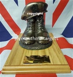 Devon & Dorset Regiment Presentation Boot & Beret (D) Figure Light Oak base